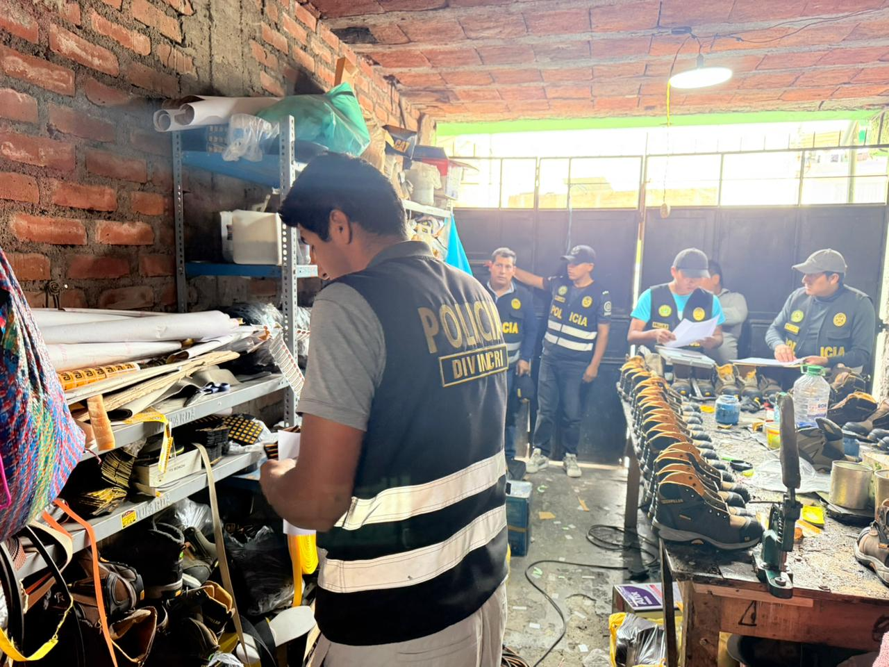 Cae taller clandestino de zapatillas de marca operaba en Mariano Melgar