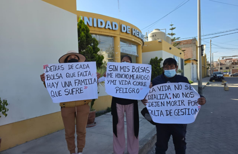 Pacientes renales protestan por falta de bolsas de diálisis en el HDE