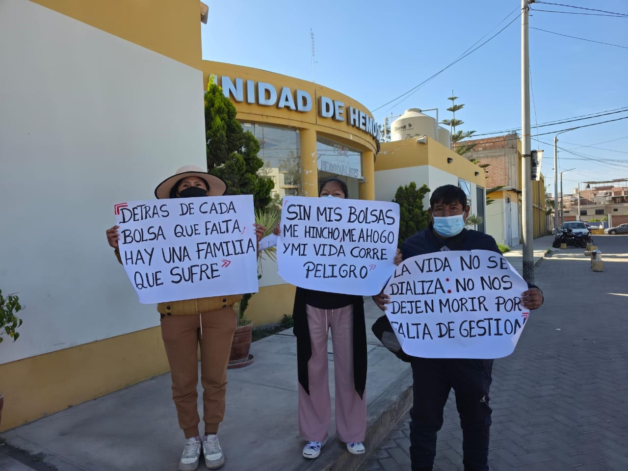 Pacientes renales protestan por falta de bolsas de diálisis en el HDE
