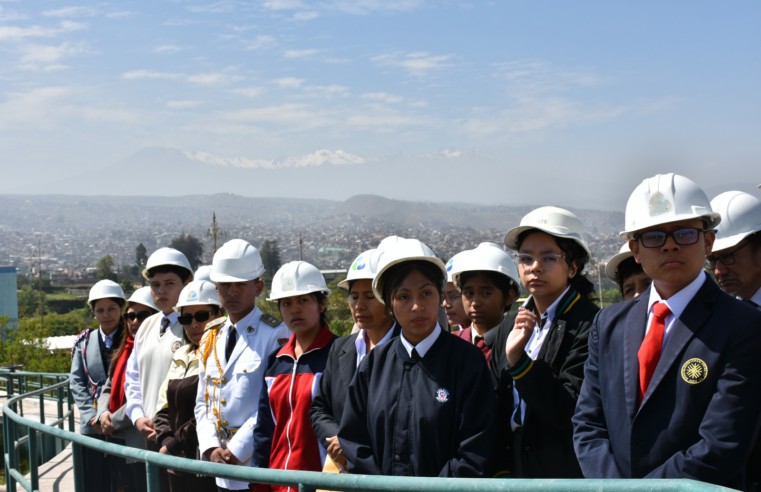Estudiantes participan en primer conversatorio sobre agua potable en planta La Tomilla