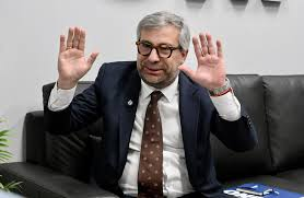 Corvetto rechaza pedido policial y entrega su pasaporte en investigación