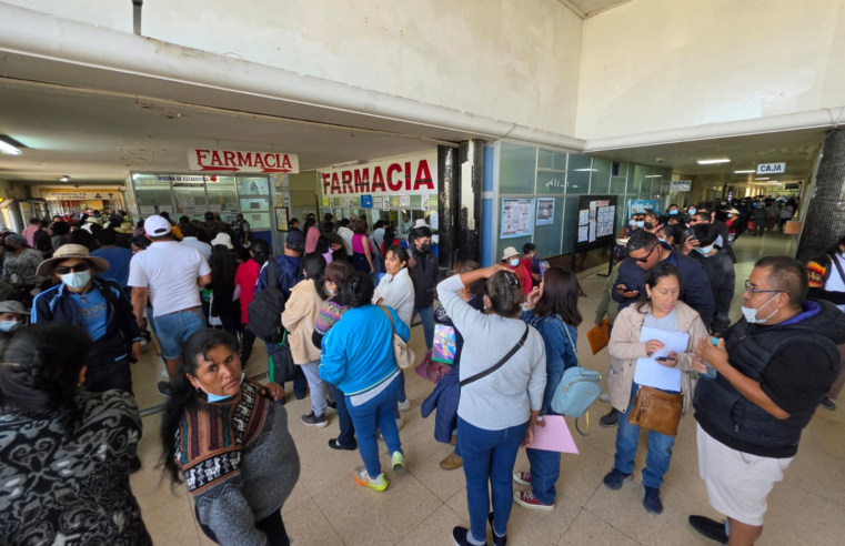 Pacientes esperan más de 5 horas por una cita en el Honorio Delgado