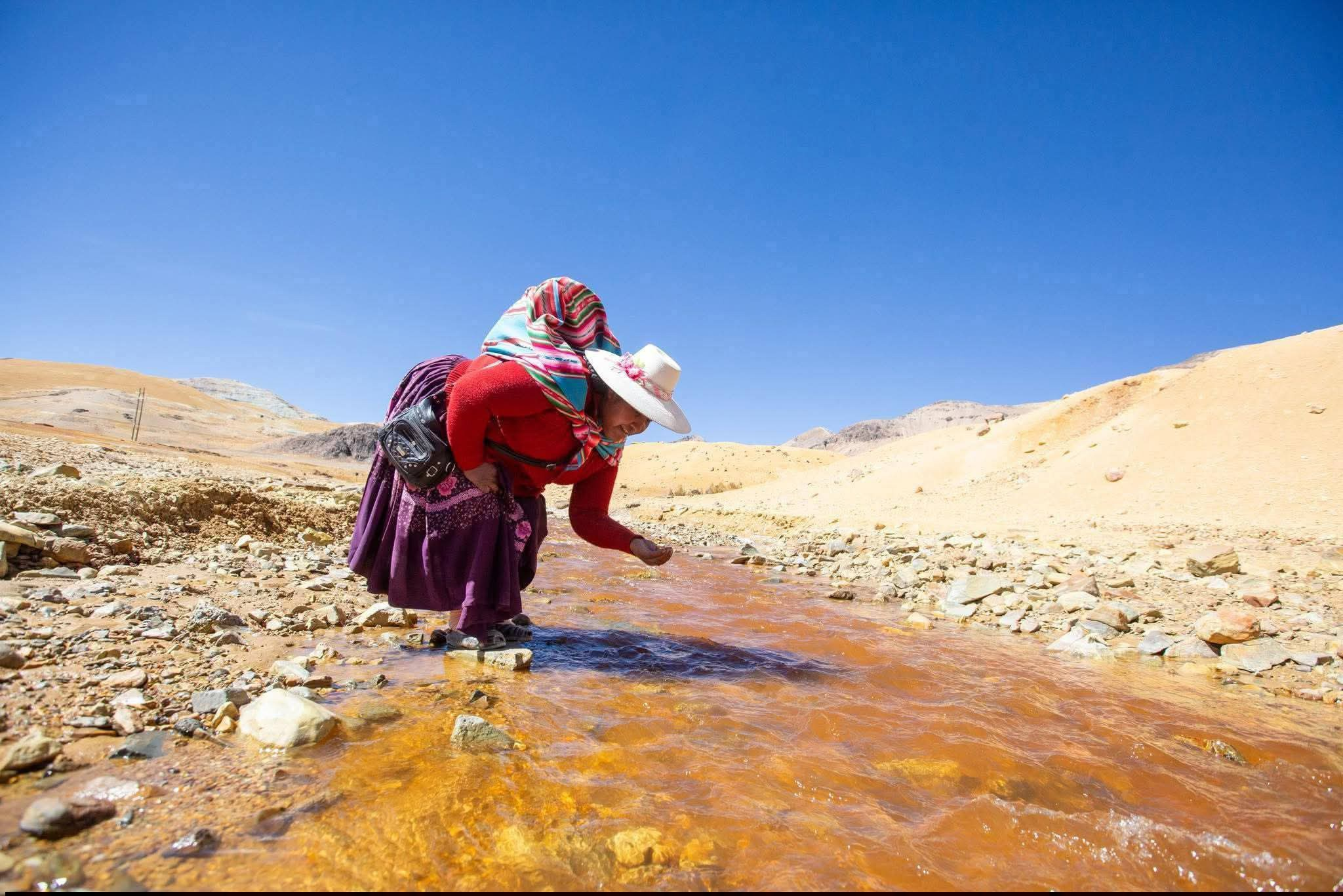 Coloración inusual en el río Tambo genera preocupación en población