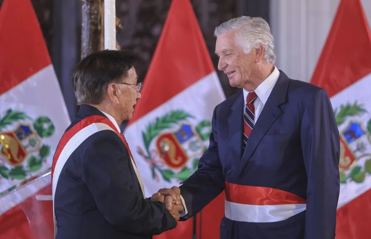 Presidente Balcázar toma juramento a Carlos Pareja como nuevo canciller