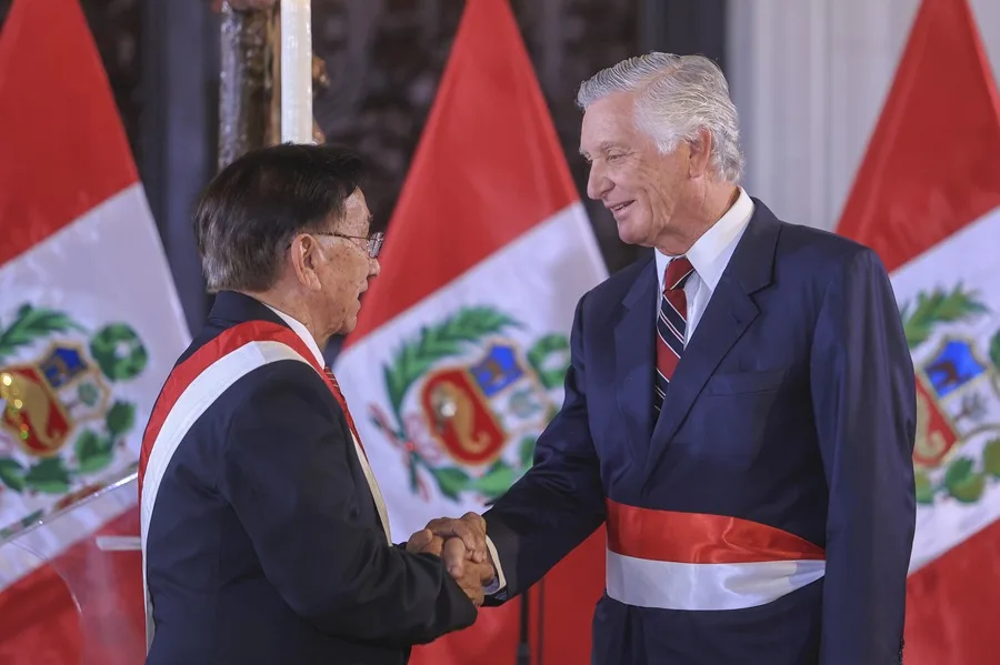 Presidente Balcázar toma juramento a Carlos Pareja como nuevo canciller