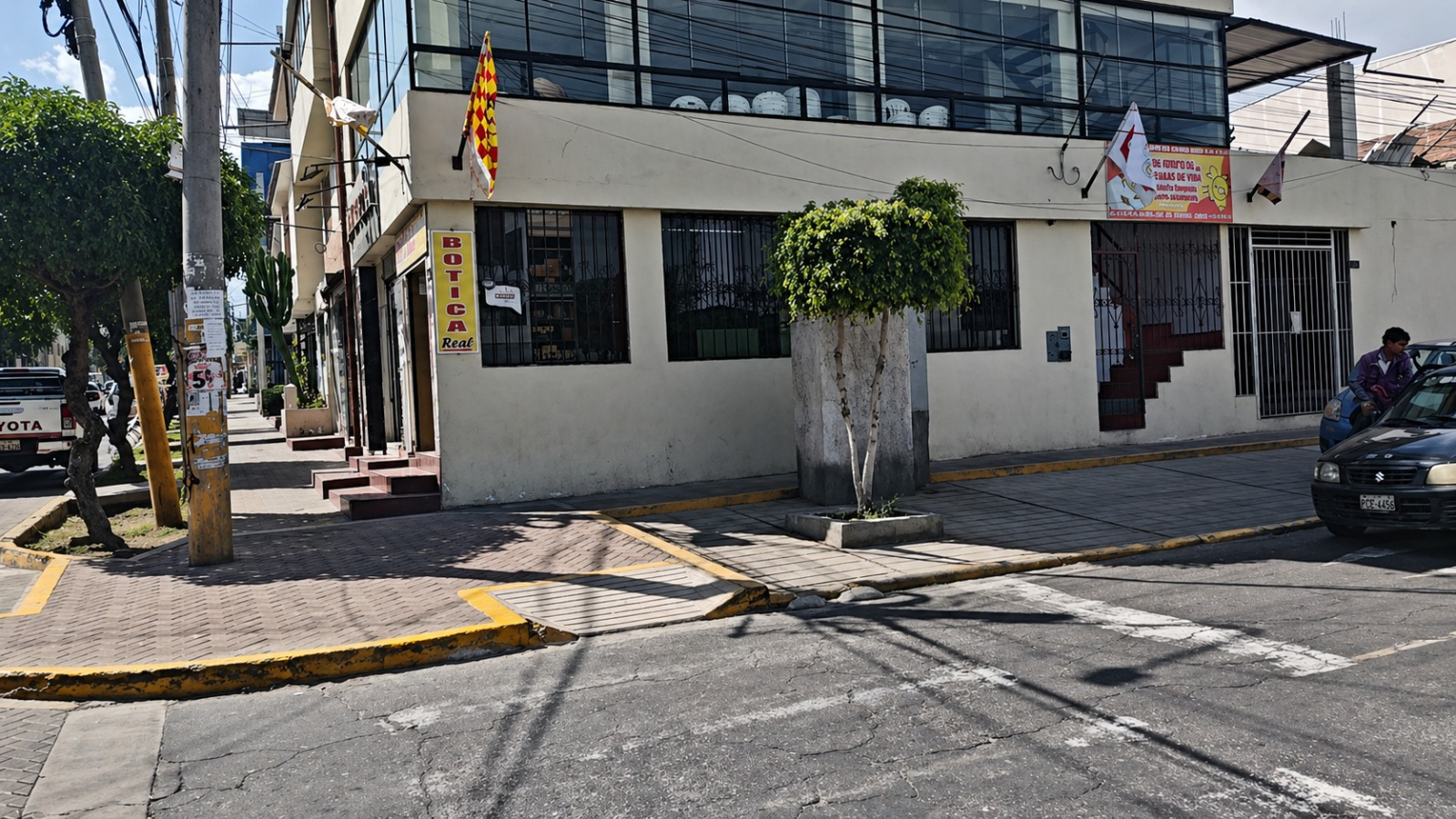 Roban botica y agente bancario en el distrito de Cayma