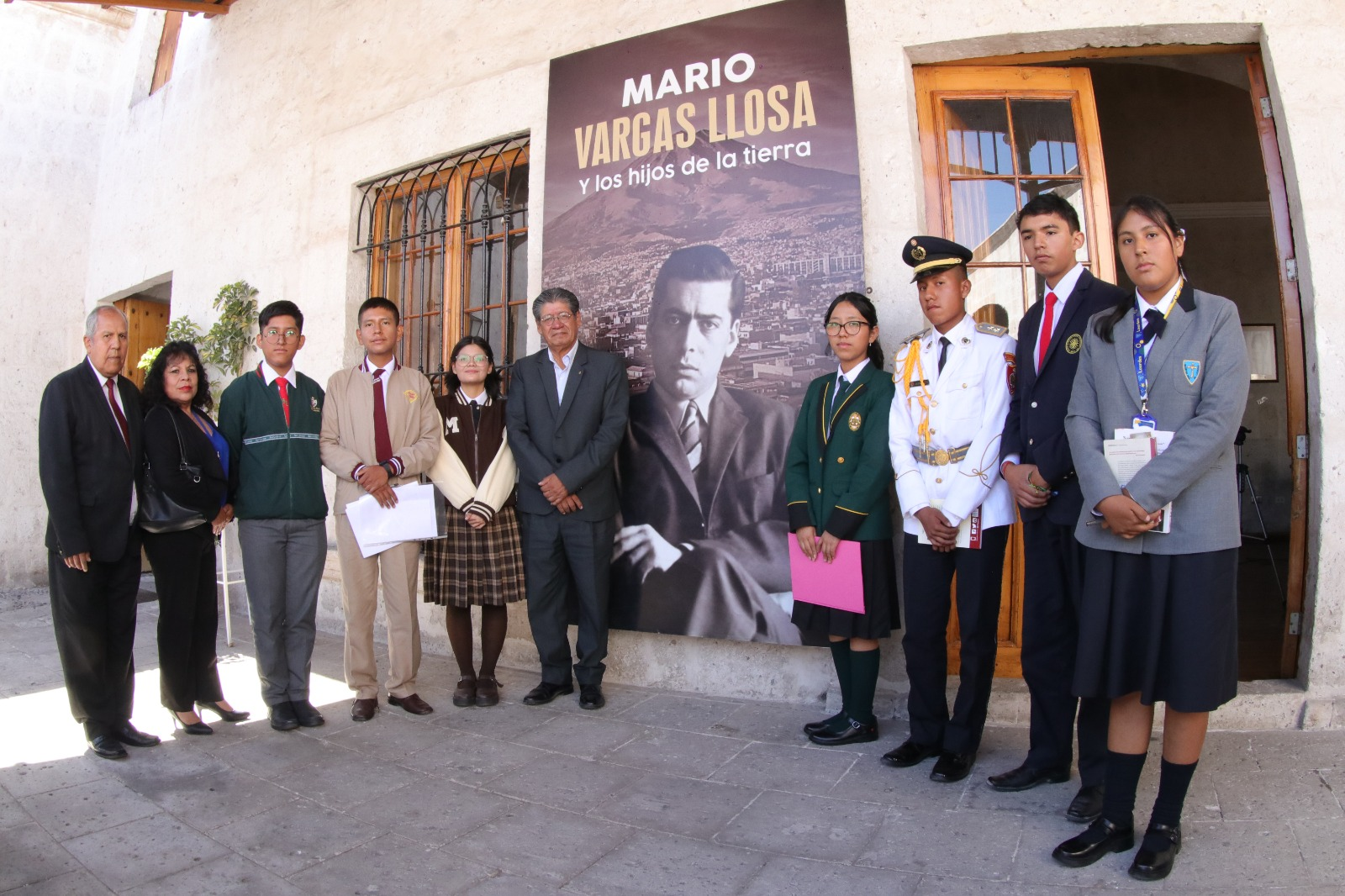 Escolares arequipeños exploran la obra de Vargas Llosa en conversatorio literario