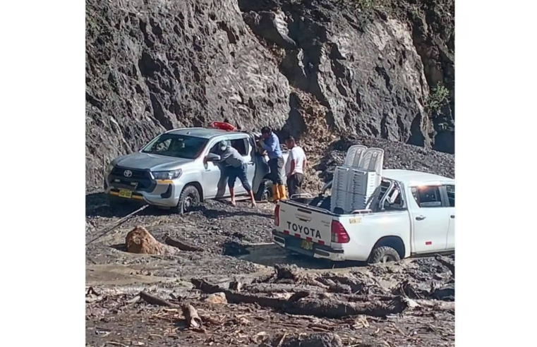 Deslizamiento de lodo deja vehículos atrapados en vía alterna a Machu Picchu