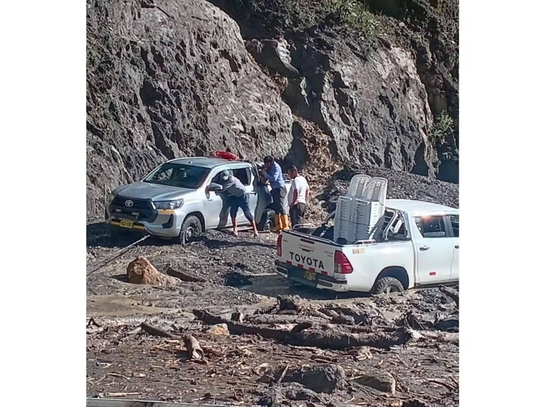 Deslizamiento de lodo deja vehículos atrapados en vía alterna a Machu Picchu