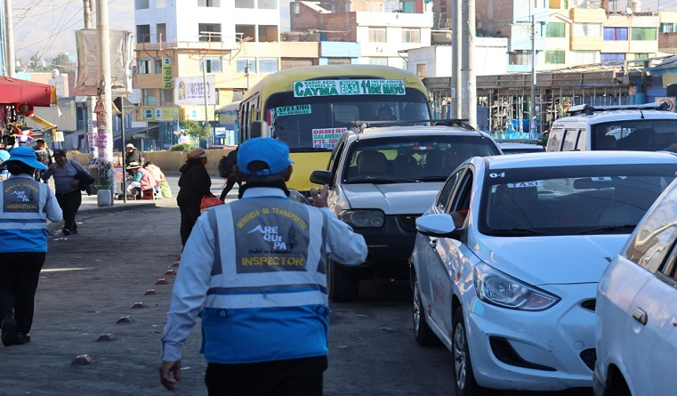 Caos e informalidad persisten en Arequipa pese a presencia de inspectores municipales