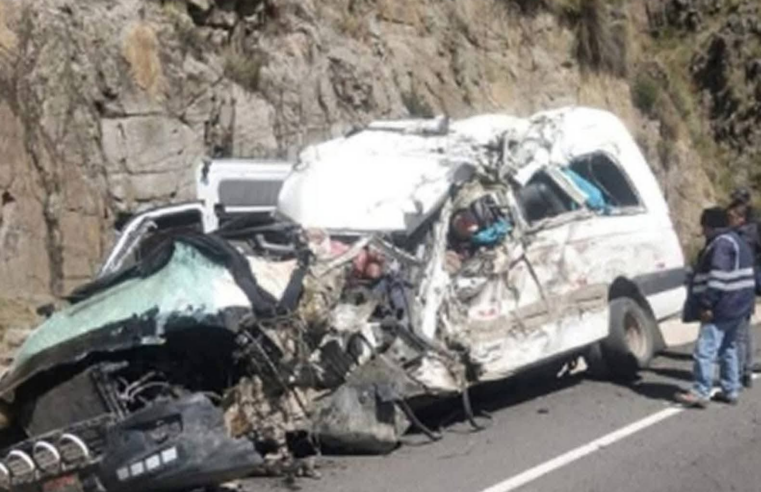 Ocho personas fallecieron en choque en vía Juliaca-Arequipa.