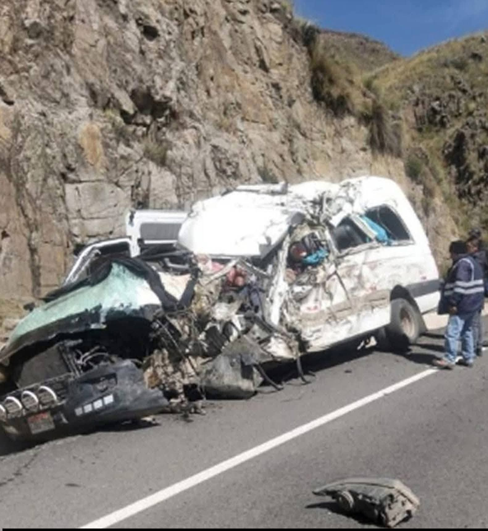 Ocho personas fallecieron en choque en vía Juliaca-Arequipa.