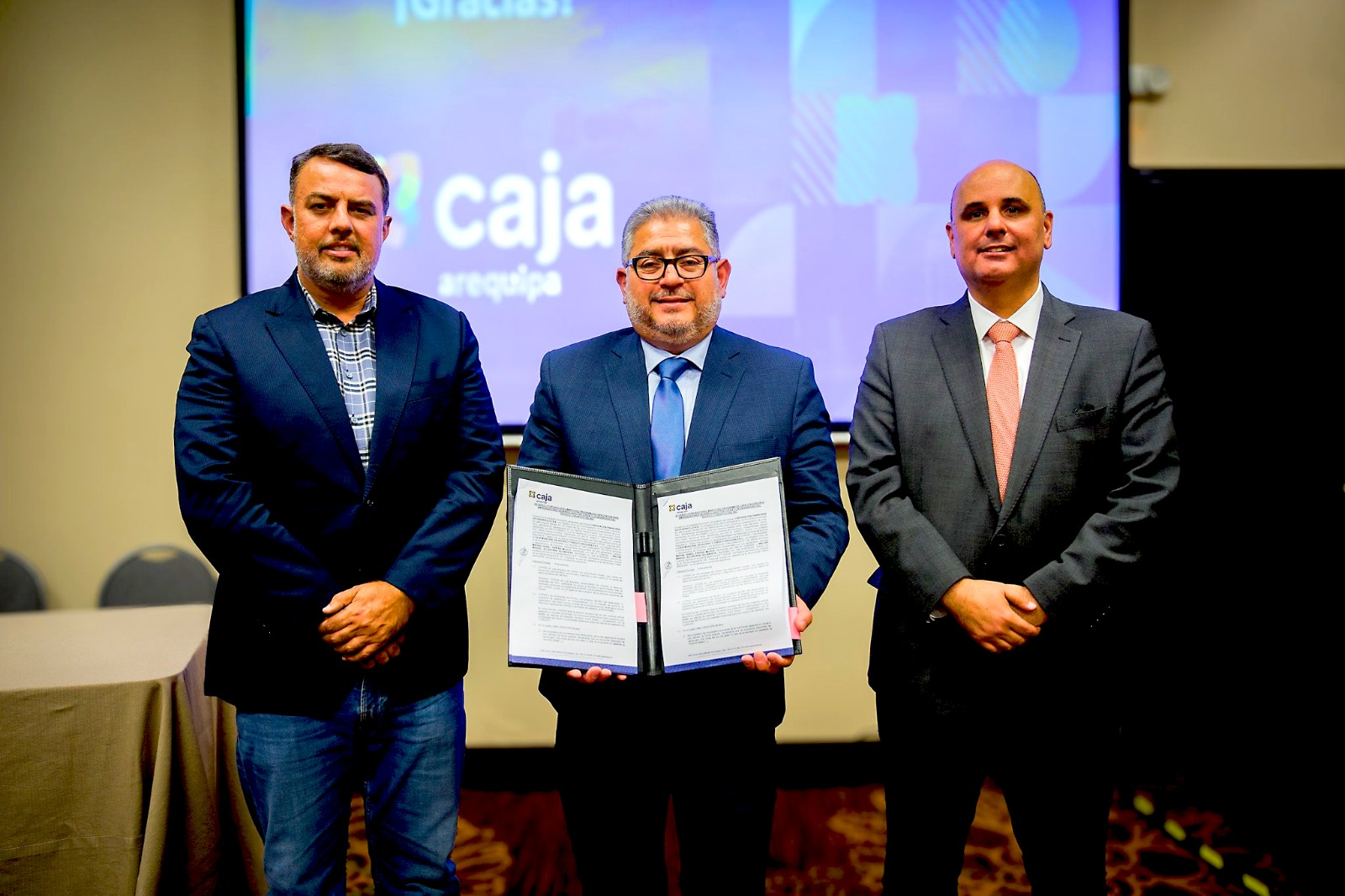 Caja Arequipa y COFIDE fortalecen capacidades empresariales de microempresarios