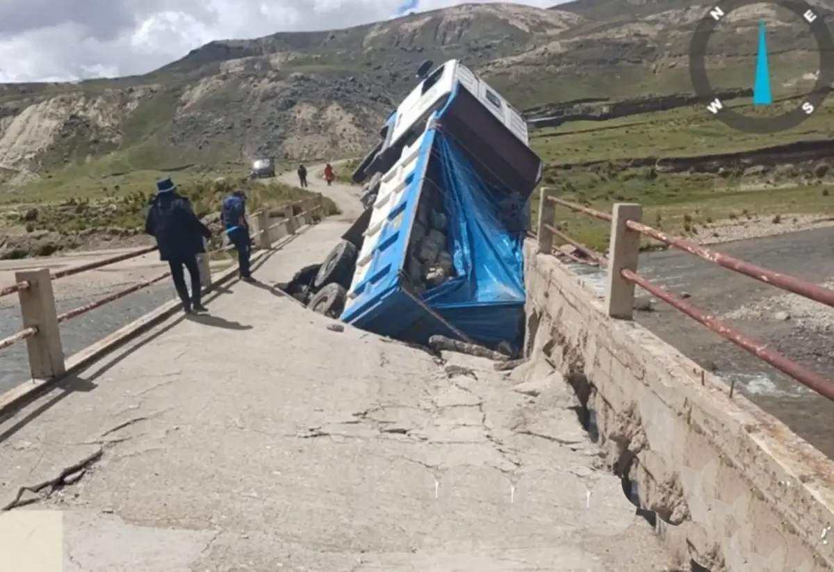 Lluvias intensas provocan colapso de puente vehicular en distrito de Puyca