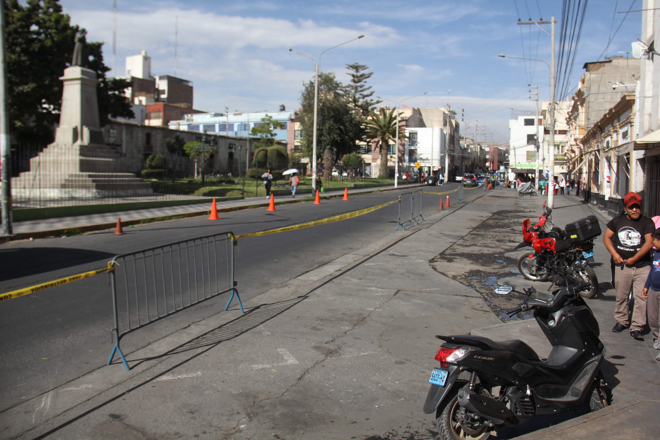 Retiran autos siniestrados del parque Duhamel
