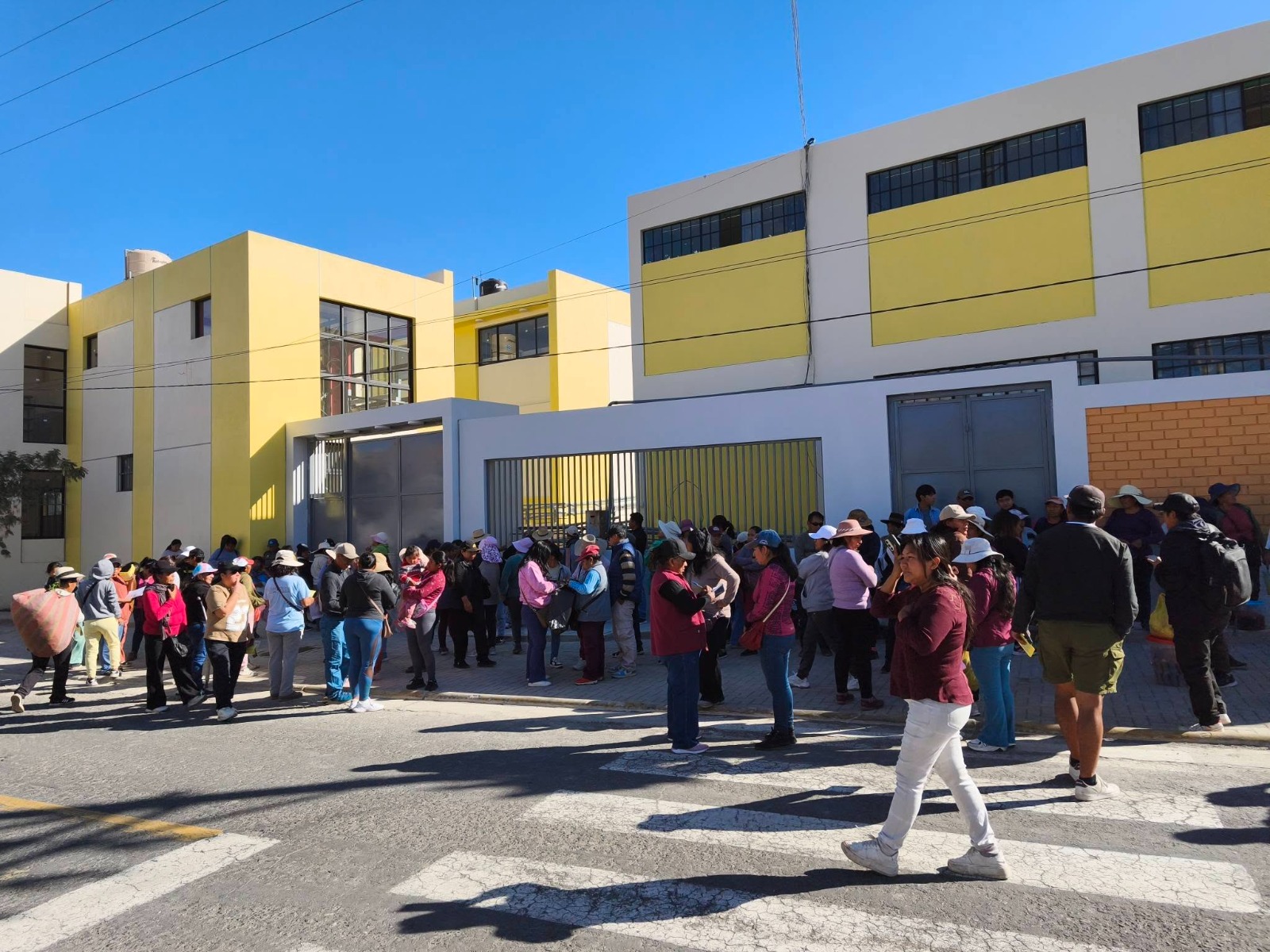 Padres exigen entrega del colegio Salaverry en Socabaya