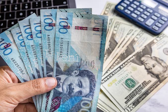 Dólar alcanza su nivel más alto en 8 meses y el sol peruano se debilita