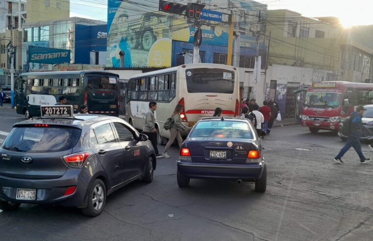 Caos vehicular y malestar por obra de reasfaltado en la Av. Independencia