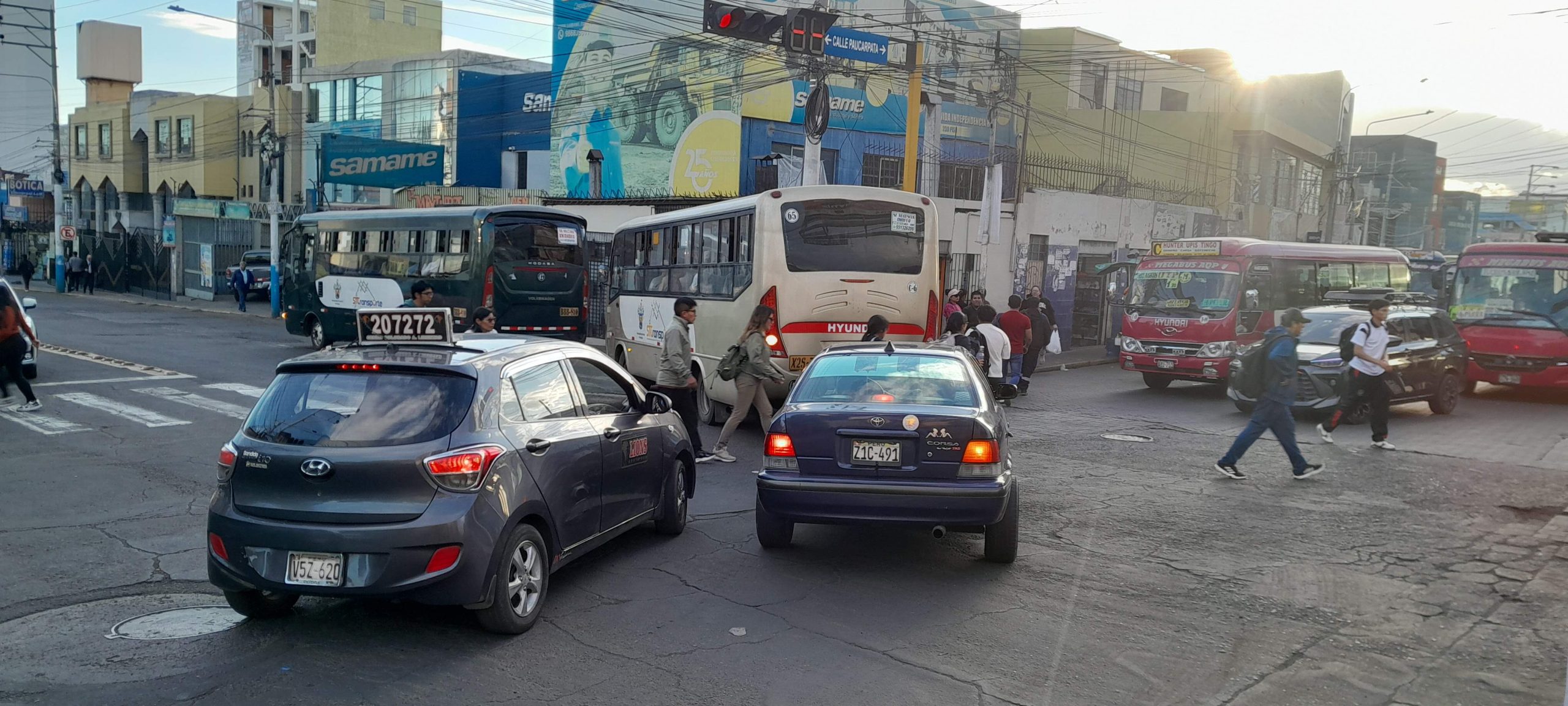 Caos vehicular y malestar por obra de reasfaltado en la Av. Independencia