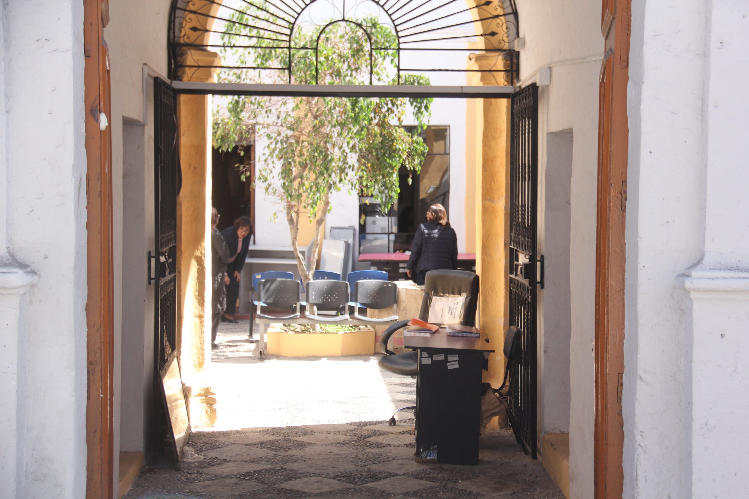 Advierten retrasos de GREA en desalojo de local de La Recoleta