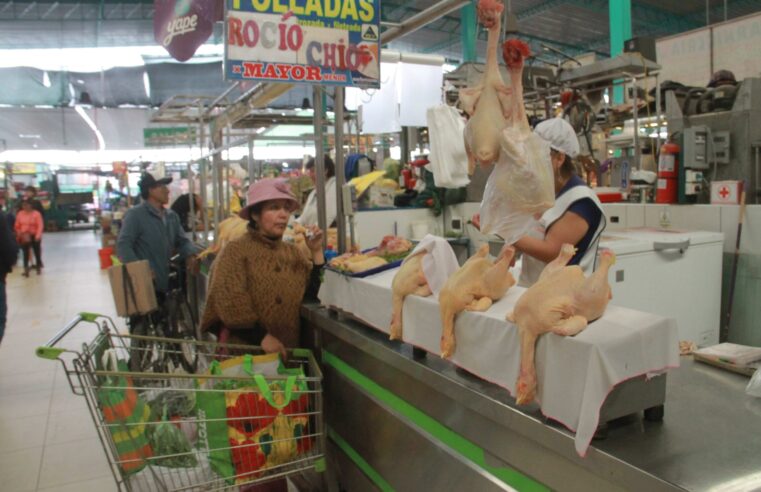 Alivio en la canasta familiar por la baja de precio del pollo en mercados