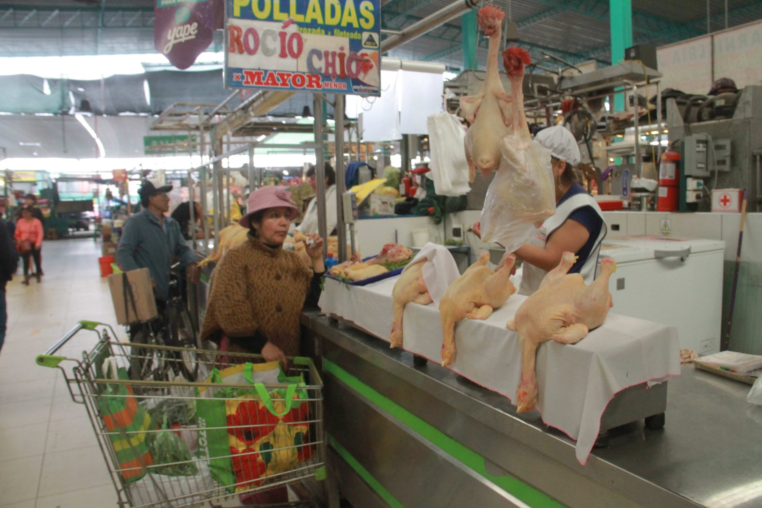 Alivio en la canasta familiar por la baja de precio del pollo en mercados