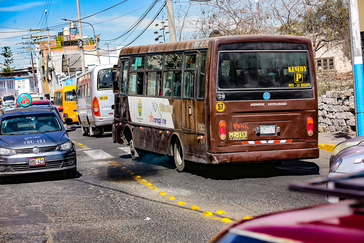 Vehículos chatarra generan contaminación del aire por encima de límites permitidos