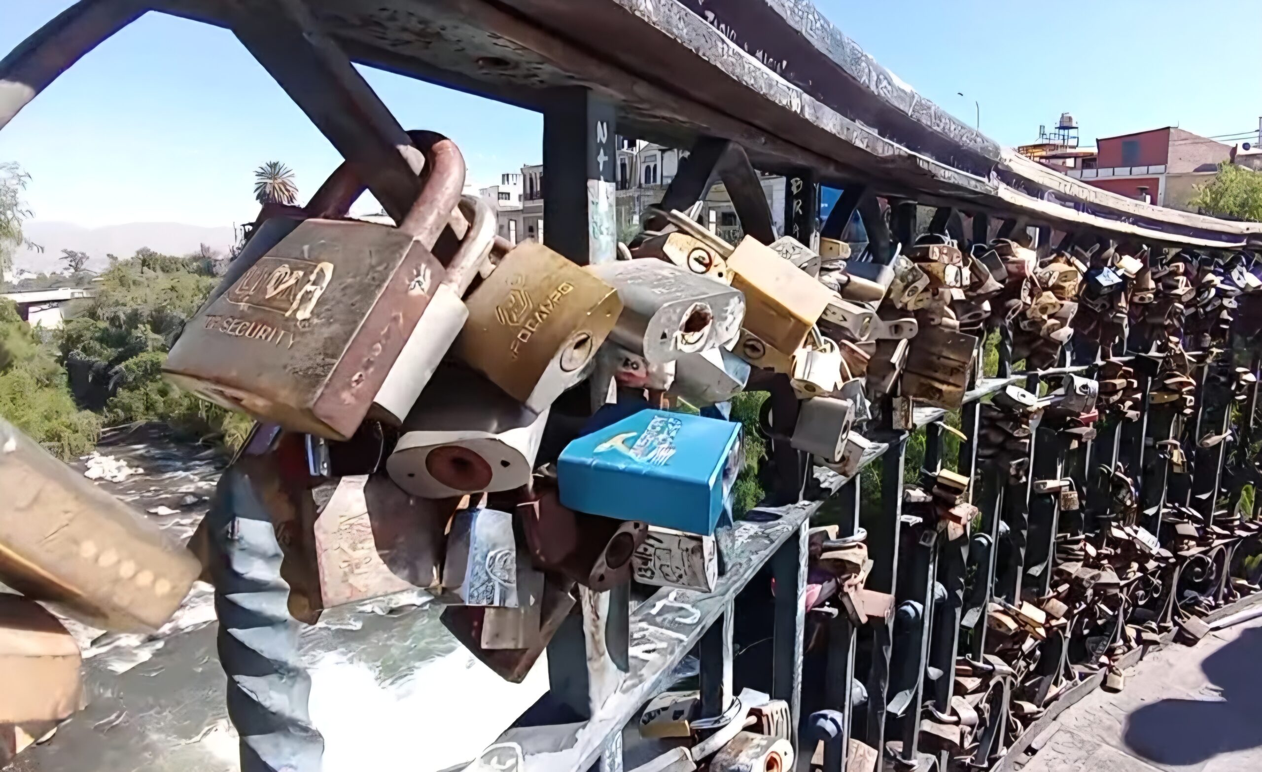 Retirarán candados del puente Bolognesi de Arequipa