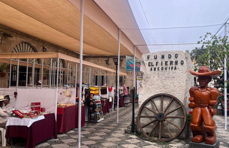 ARTESANOS LOCALES EXHIBEN SUS MEJORES OBRAS EN UNA EXPOSICIÓN POR EL DÍA DE LA MADRE