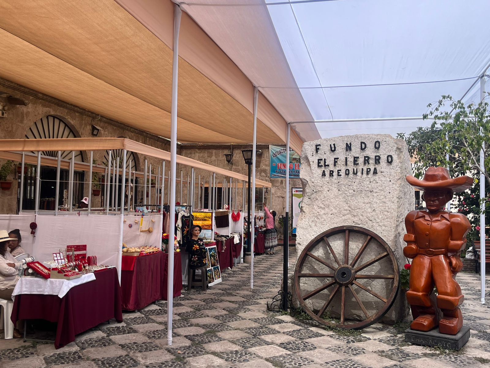 ARTESANOS LOCALES EXHIBEN SUS MEJORES OBRAS EN UNA EXPOSICIÓN POR EL DÍA DE LA MADRE