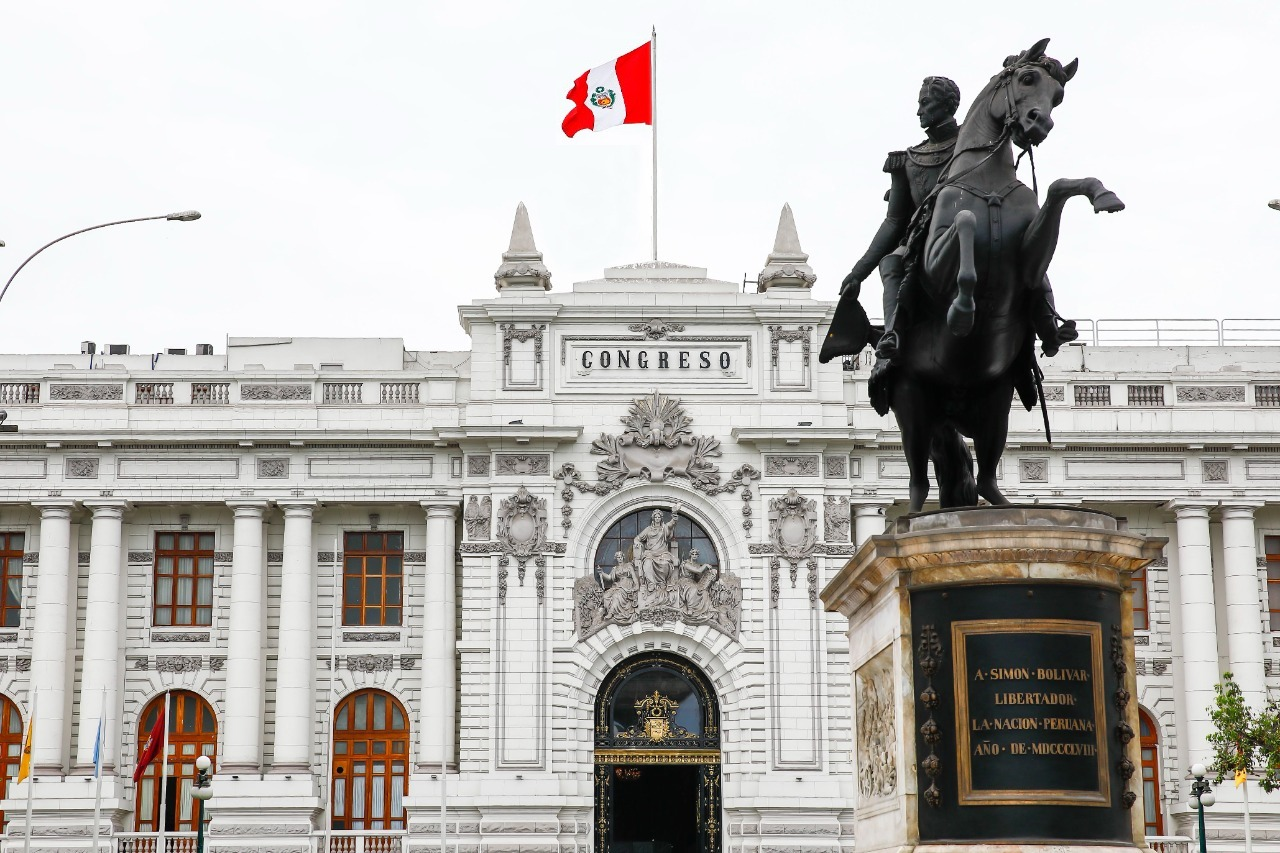 Congreso enfrenta posible embargo por deuda de antenas satelitales
