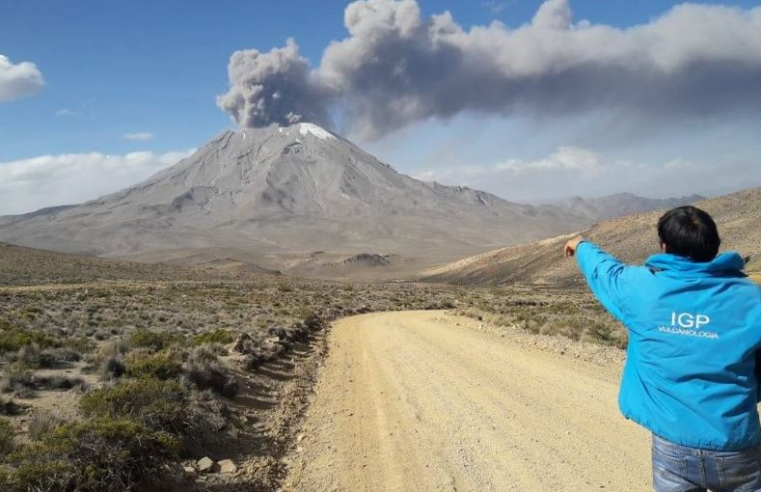 Volcán Sabancaya registra nueva explosión y dispersión de cenizas
