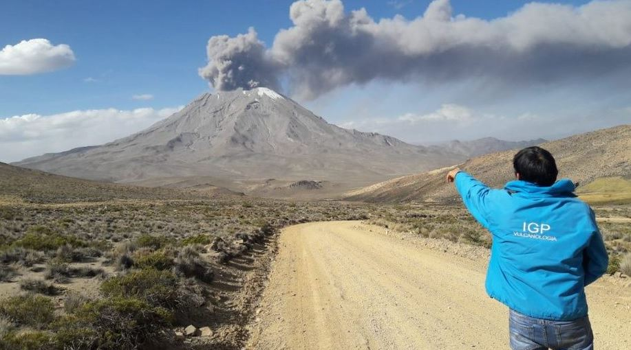 Volcán Sabancaya registra nueva explosión y dispersión de cenizas