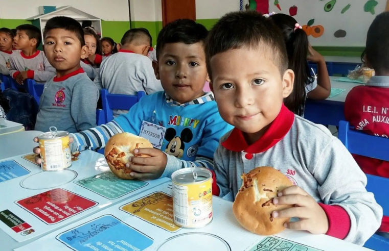 Escolares de tres regiones reciben alimentación con subvención económica