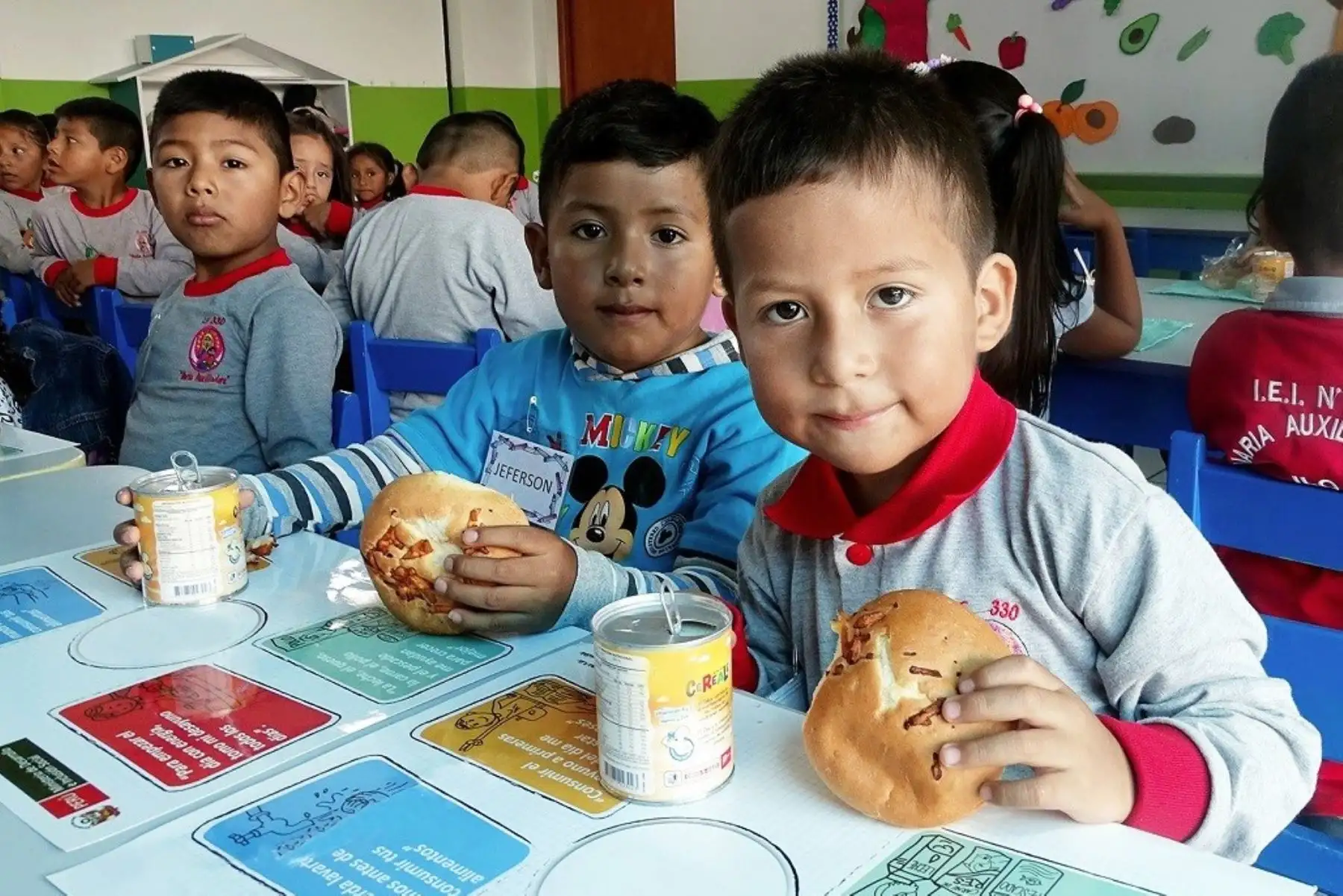 Escolares de tres regiones reciben alimentación con subvención económica