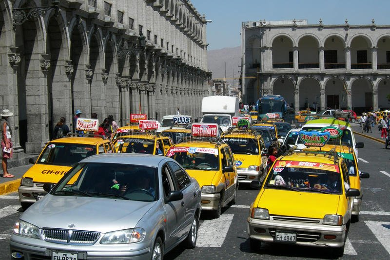 Taxistas piden a alcaldesa declarar en emergencia el transporte en Arequipa