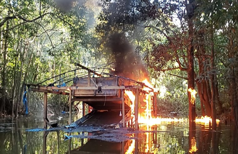 Destruyen dos dragas usadas por minería ilegal en el río Nanay