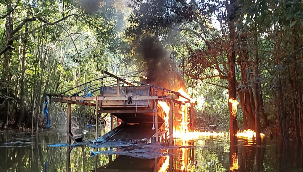 Destruyen dos dragas usadas por minería ilegal en el río Nanay