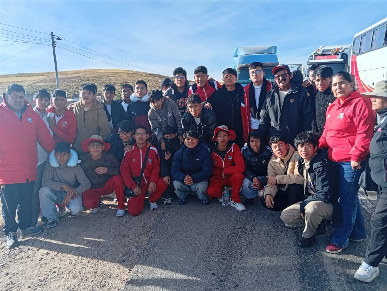 Alumnos de la “I” quedan varados en Bolivia por bloqueo de vía