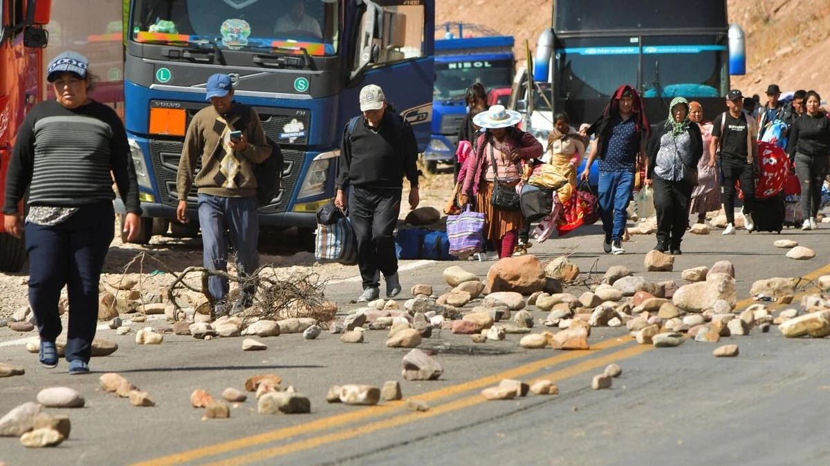 Cancillería evalúa evacuación de 405 peruanos afectados por bloqueos en Bolivia