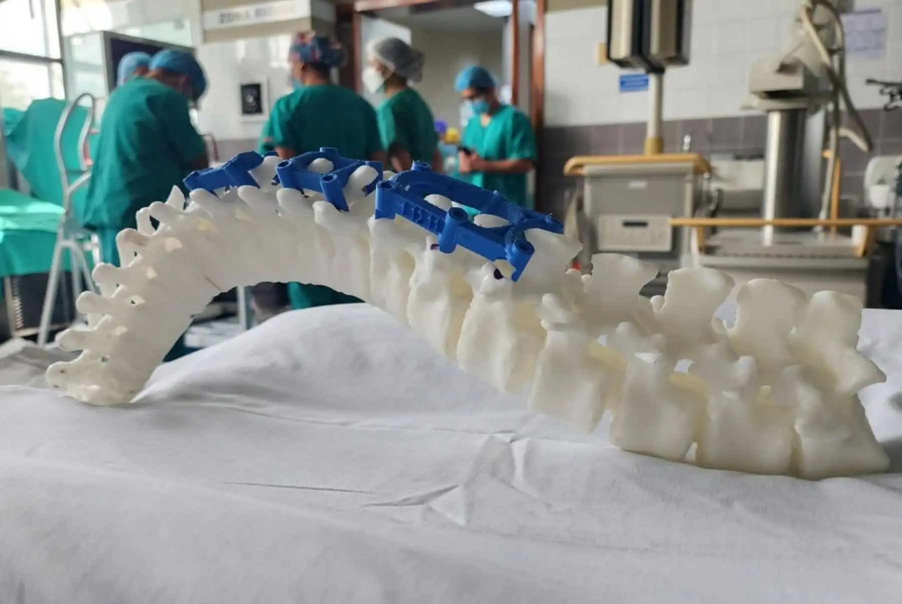 Médicos de EsSalud realizan primera cirugía de columna vertebral a menor