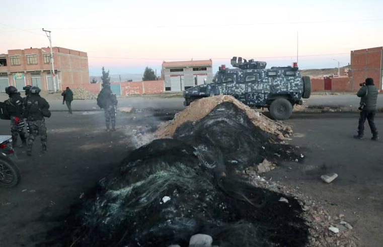 Policía y Ejército intervienen bloqueos en Bolivia