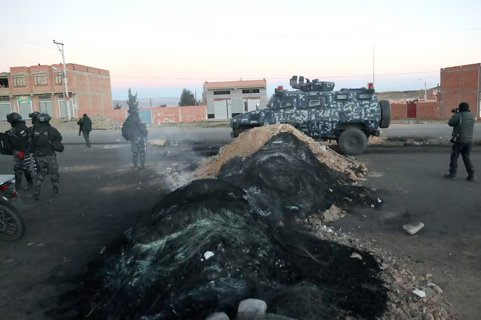 Policía y Ejército intervienen bloqueos en Bolivia