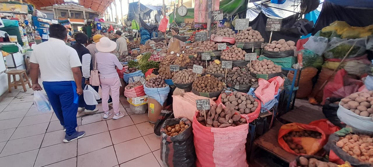 Sobreproducción de pollo y papa alivia bolsillos en los mercados de Arequipa