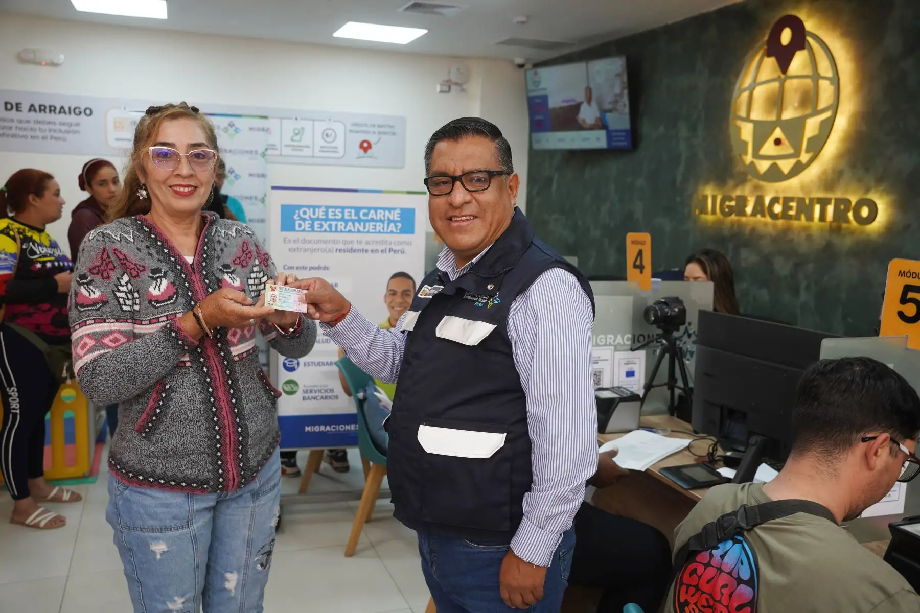 Migraciones entrega 236 carnés de extranjería y refuerza operativos