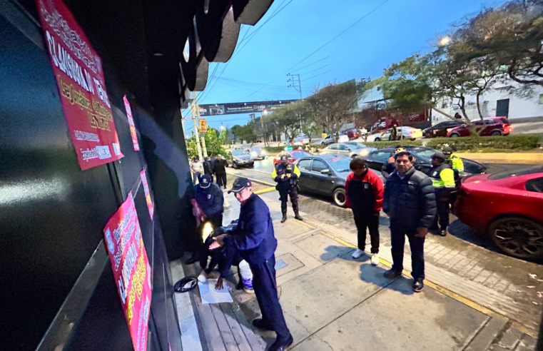 Clausuran dos discotecas en la avenida Dolores con bloques de cemento