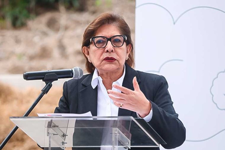 Ministra de Educación informará al Congreso sobre crisis de becas