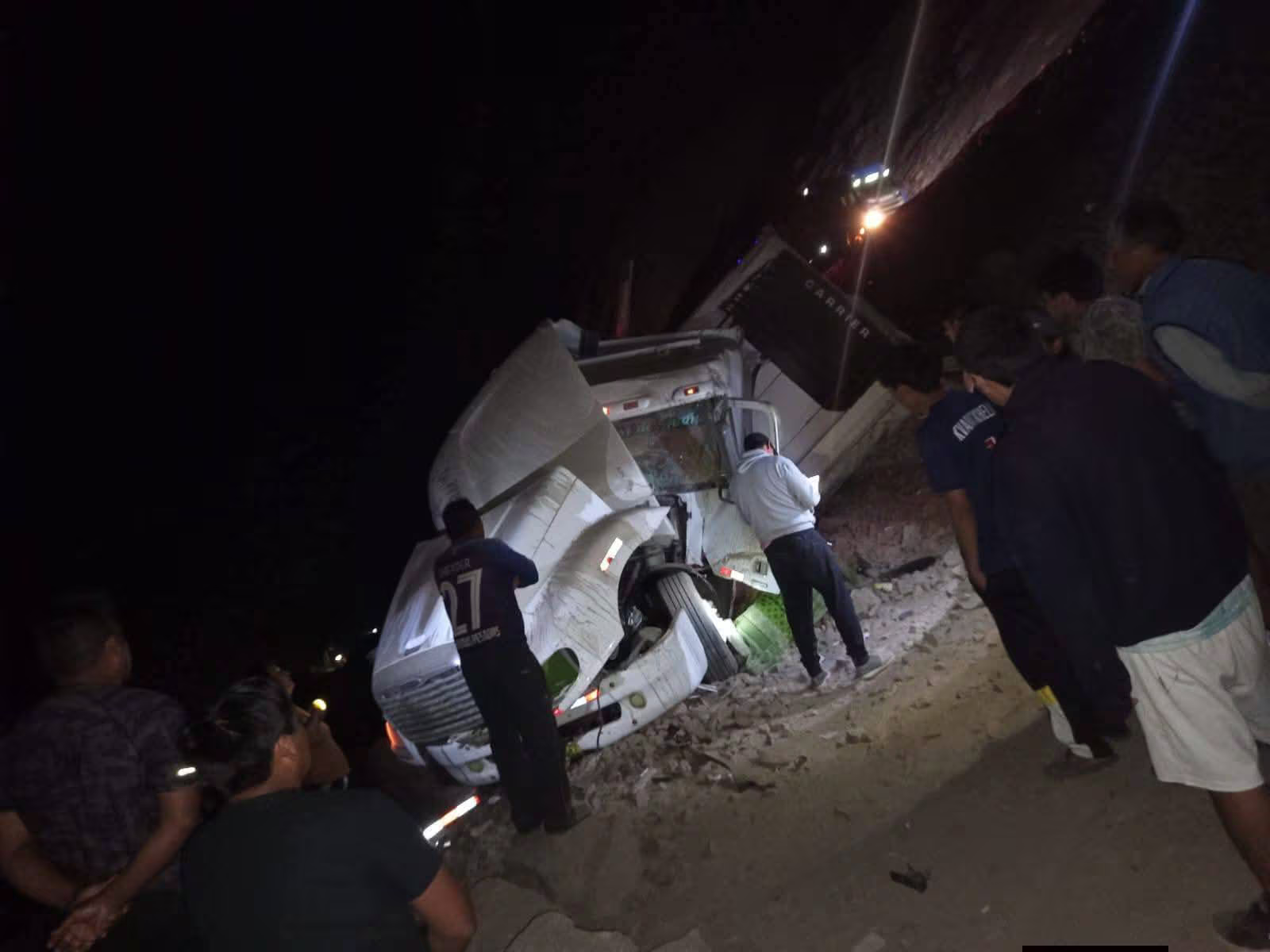 Conductor de camión frigorífico fallece tras volcadura en la Panamericana Sur