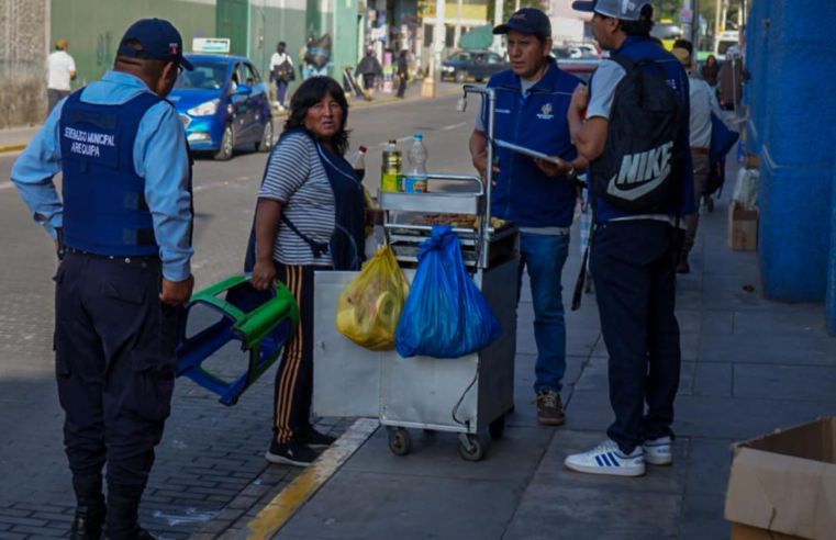 Ambulantes “toman” calles céntricas de la ciudad