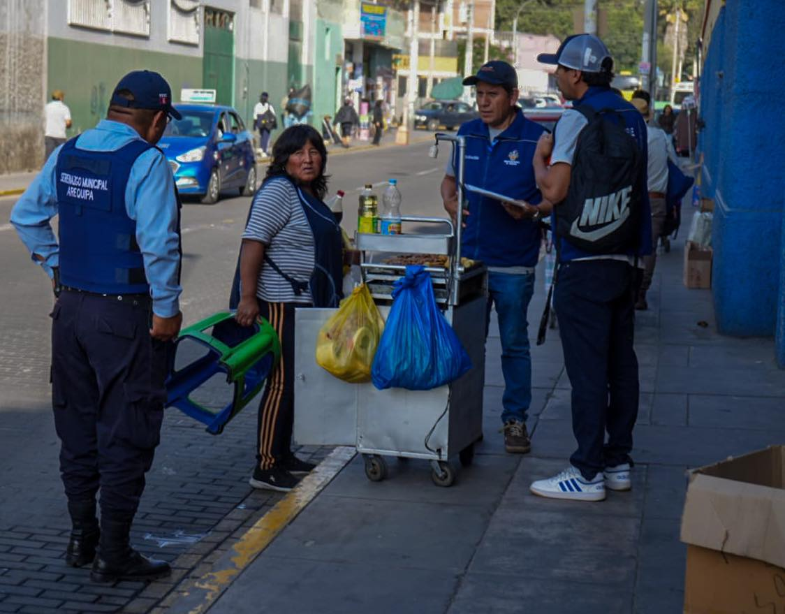 Ambulantes “toman” calles céntricas de la ciudad